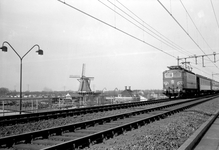 841484 Afbeelding van een getrokken trein van de N.S. ter hoogte van Leiden.